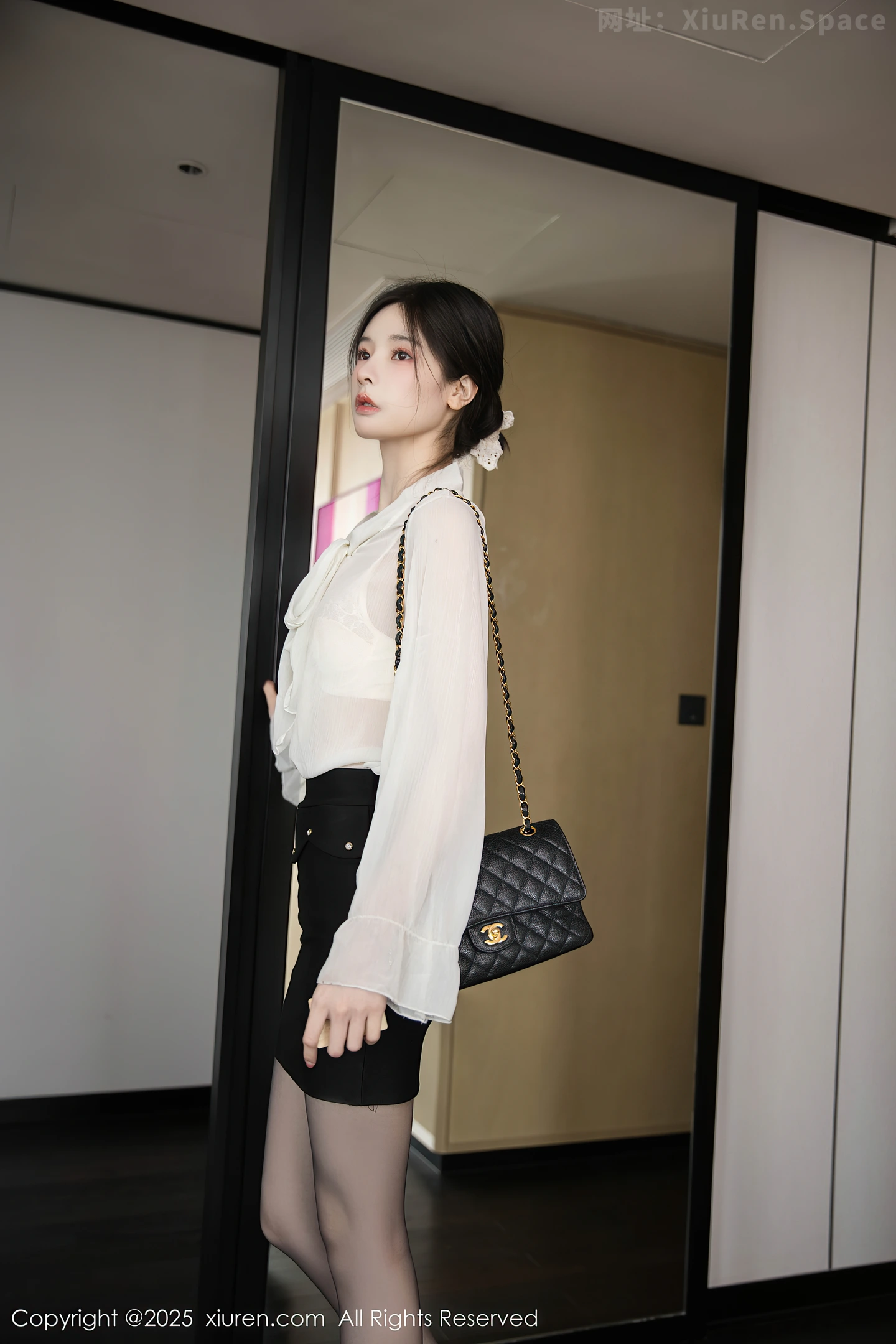 图片[3]-[XiuRen秀人网] VOL.10319 模特布丁wow性感白色上衣配黑短裙露超薄黑丝秀美腿诱惑写真80P-秀人网官方网站